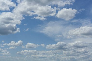 Ofis aksesuarlarıyla fotokopi alanı olan sağlam bir arka planda akıllı telefon. Modern ve minimal stil üst görünümü kapat