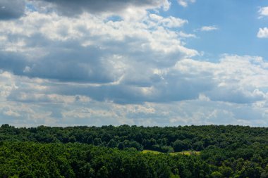 Geniş tarlaları ve yeşil ormanları olan güzel bir kırsal bölge.