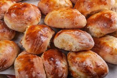 Koyu ahşap arka planda lahanalı bir sürü ev yapımı turta.