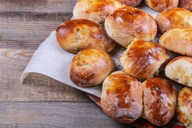 Koyu ahşap arka planda lahanalı bir sürü ev yapımı turta.