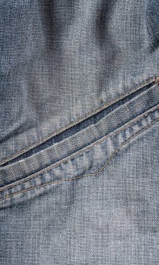 Mavili ve dikişli çok eski, yıpranmış bir kot.