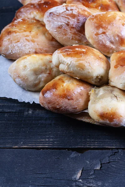 Viele Frische Hausgemachte Kuchen Mit Kohl Auf Dunklem Holzgrund — Stockfoto