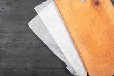 Koyu gri ahşap arka planda mutfak kesme tahtası