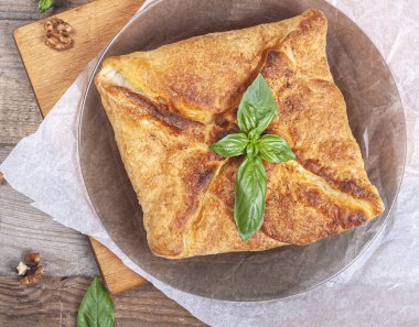 Koyu ahşap arka planda ev yapımı Gürcü mutfağı Khachapuri