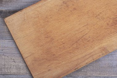 Koyu gri ahşap arka planda mutfak kesme tahtası