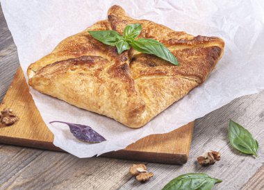 Koyu ahşap arka planda ev yapımı Gürcü mutfağı Khachapuri