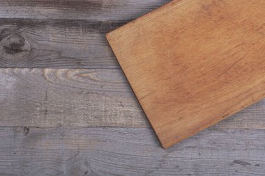 Koyu gri ahşap arka planda mutfak kesme tahtası