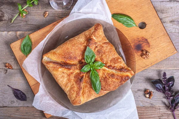 Koyu ahşap arka planda ev yapımı Gürcü mutfağı Khachapuri