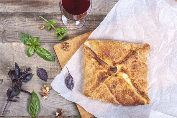 Fatto Casa Cucina Georgiana Nazionale Khachapuri Uno Sfondo Legno Scuro — Foto Stock