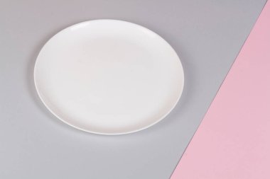 Arkaplanda yuvarlak beyaz plaka