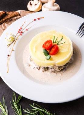 Sığır straganof kiraz domates siyah bir arka plan ile patates püresi ile