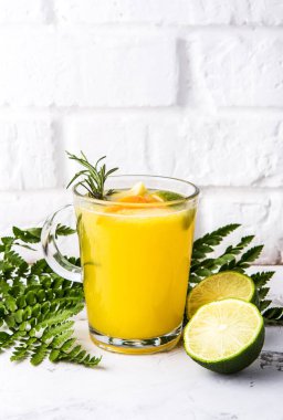 beyaz duvar arka plan cam bardakta Limonlu sıcak limonlu çay