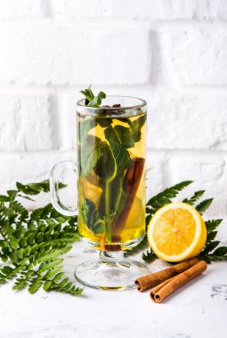 sıcak limonlu çay beyaz duvar arka plan cam bardakta limonlu tarçın ile