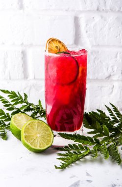 soğuk içecek berry limonata bir cam ölçek beyaz beton duvara karşı