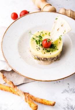 Sığır straganof kiraz domates üzerinde beyaz bir arka plan ile patates püresi ile