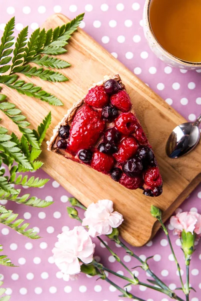 Pezzo Torta Con Gelatina Bacche Con Fiori Con Una Tazza — Foto Stock