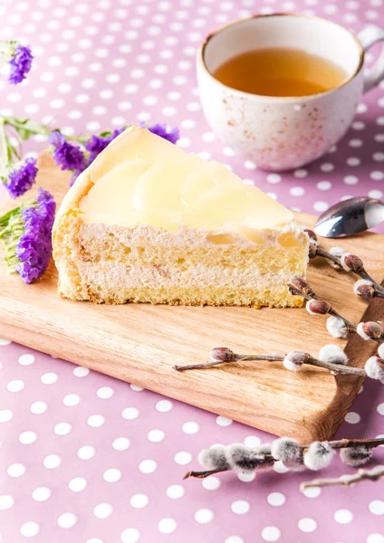 Pedazo Pastel Piña Con Galletas Crema Con Flores Una Taza — Foto de Stock