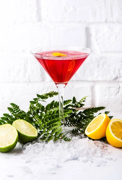 Alkoholhaltiga Cocktail Bakgrunden Vit Betongvägg — Stockfoto