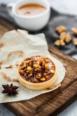 Cinnamom ahşap ve beton zemin üzerine karamel ve fındık ile çöl