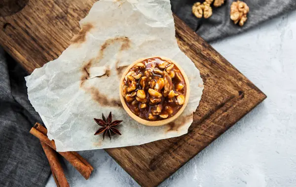 Desierto Con Caramelo Nueces Sobre Fondo Madera Hormigón Con Canela —  Fotos de Stock