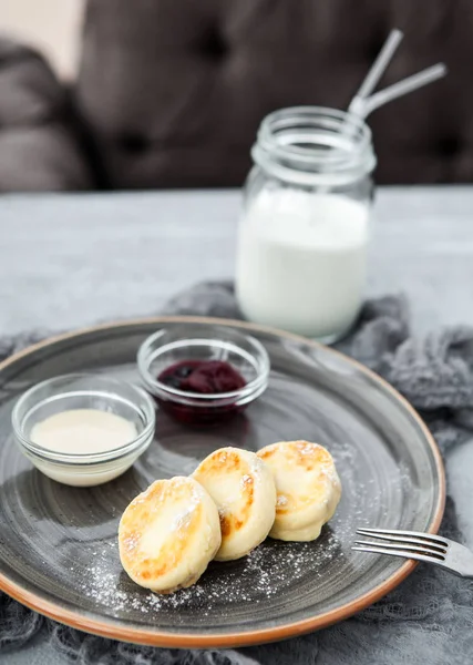 Frittelle Cagliata Con Marmellata Bacche Panna Acida — Foto Stock