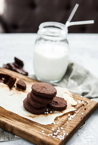 Ein Stapel Schokoladenkekse Mit Milch Auf Einem Holzbrett — Stockfoto