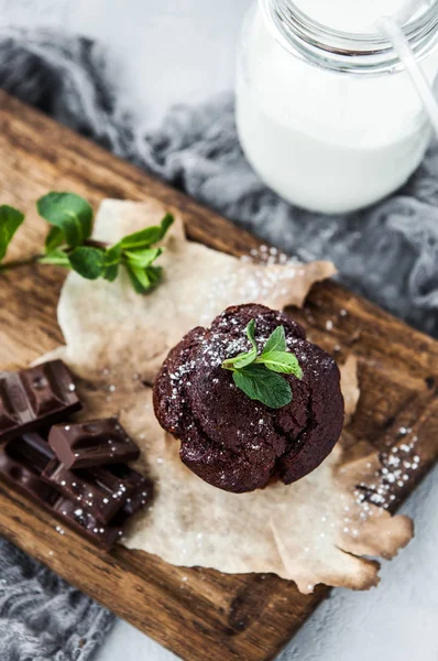 Torta Cioccolato Brownie Una Tavola Legno Con Contrabbando Latte — Foto Stock