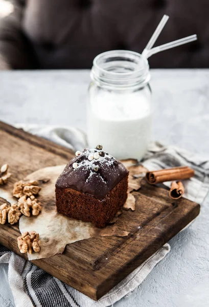 Pastel Chocolate Brownie Una Tabla Madera Con Una Botella Leche —  Fotos de Stock