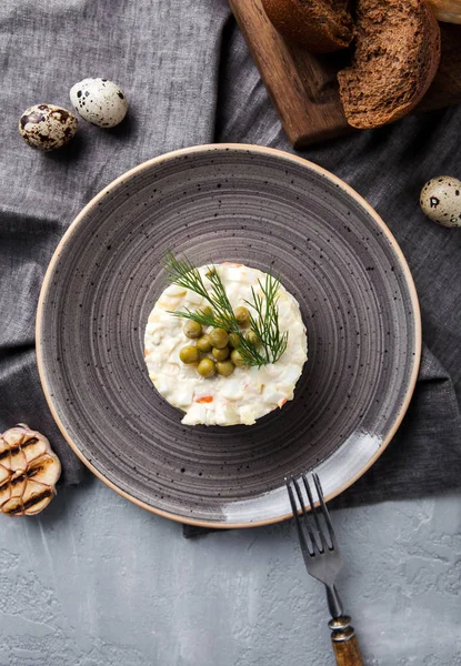 Olivier Insalata Russa Con Pane Segale Uova Quaglia Sfondo Grigio — Foto Stock