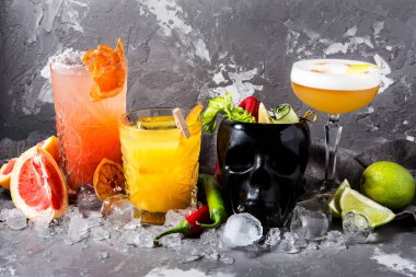 Meksika tarzı gri beton zemin üzerine güzel bir kompozisyon içinde alkollü kokteyller ve dört çeşit