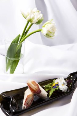 Şık beyaz bir arka plan üzerinde jambon, armut ve Beyaz Lale ile Springrolls