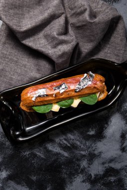 Lezzetli tuzlu pasta peynir bree ve ıspanak karanlık şık arka plan üzerinde