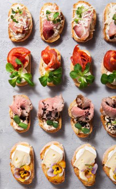 Bruschetta gri beton zemin üzerine farklı türleri