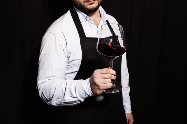 Sommelier Otřásá Sklenici Červeným Vínem Ruce Tmavém Pozadí — Stock fotografie