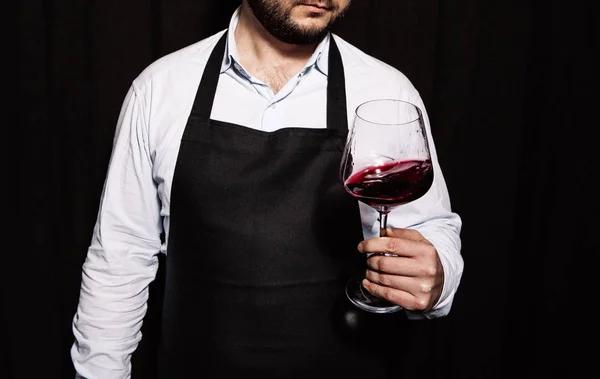 Sommelier Otřásá Sklenici Červeným Vínem Ruce Tmavém Pozadí — Stock fotografie