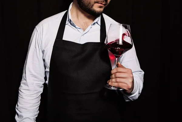 Sommelier Está Sacudiendo Copa Vino Con Vino Tinto Mano Sobre —  Fotos de Stock