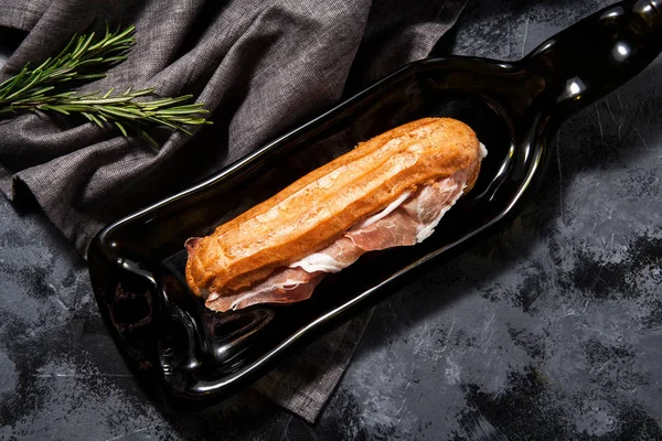 Delizioso Eclair Salato Con Hamon Prosciutto Uno Sfondo Grigio Scuro — Foto Stock