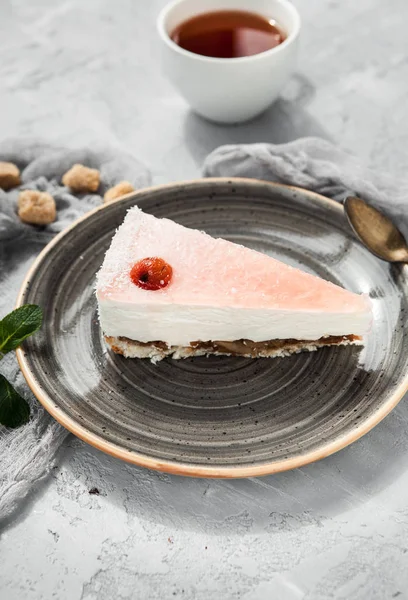 Rebanada Pastel Soufflé Fresa Plato Gris Con Una Taza — Foto de Stock