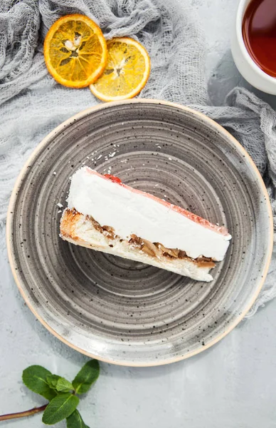 Полуничний Суфле Шматочок Торта Сірій Тарілці Чашкою Чаю — стокове фото