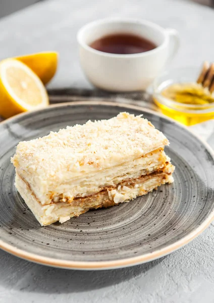 Fetta Torta Napoleonica Dolce Classica Piatto Grigio Con Una Tazza — Foto Stock