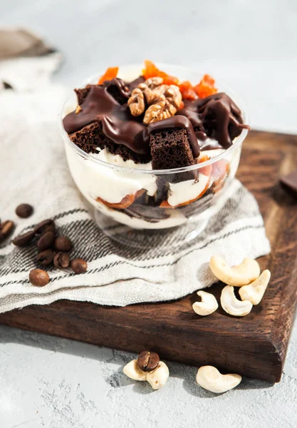 Choklad Dessert Brownie Med Torkade Aprikoser Och Nötter Kopp — Stockfoto