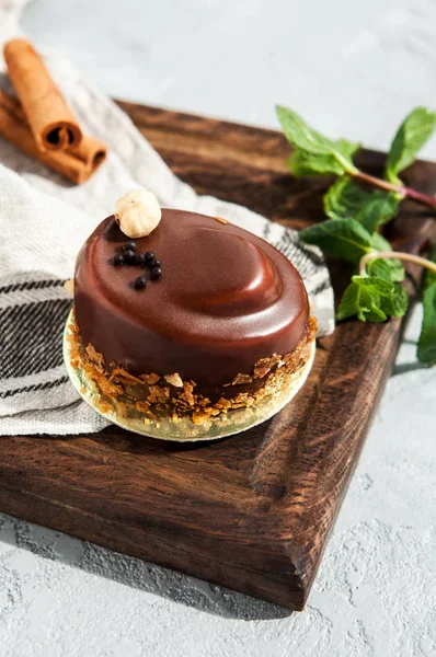 Budino Dolce Mousse Cioccolato Con Noci Cannella Una Tavola Legno — Foto Stock