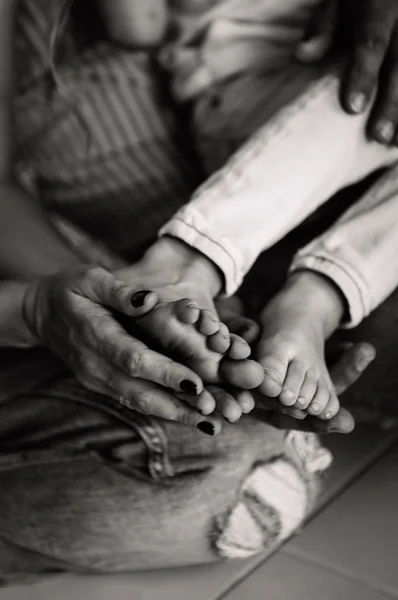 엄마와 아빠가 그들의 아기 맨발 그들의 손에 잡고 흑인과 백인 사진 — 스톡 사진
