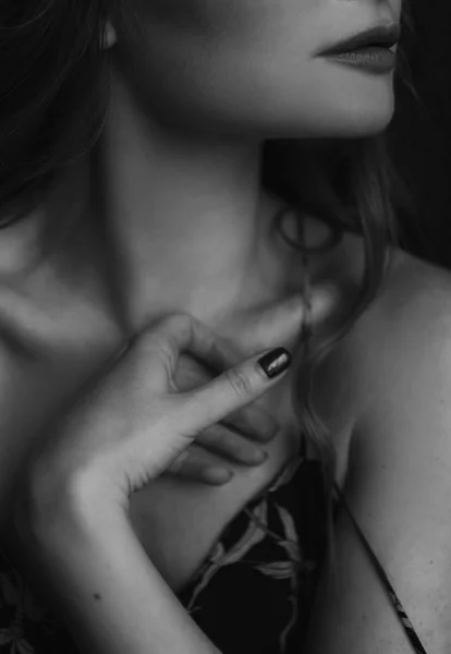 Zwart-wit fotografie meisje houdt hand op de borst — Stockfoto