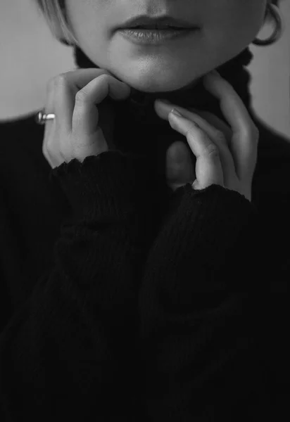 Preto branco foto menina segura as mãos perto de rosto e lábios — Fotografia de Stock