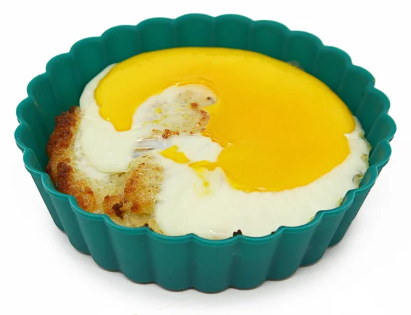 Сир булочку з смажені на верхній Keto низьким вуглеводів яйце — стокове фото