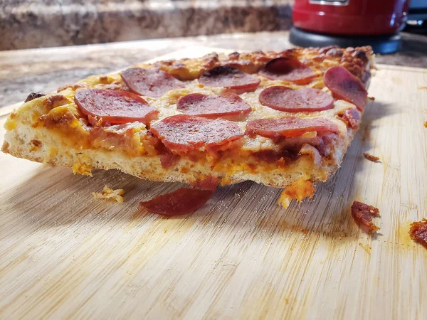 Stale Két Napos Pepperoni Pizza Maradt Konyhapulton — Stock Fotó