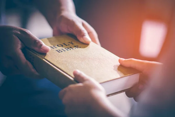 Close Foto Van Mannelijke Volwassenheid Delen Van Het Evangelie Aan — Stockfoto