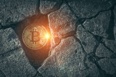 Bitcoins zemin beton kavramı para birimi dijital bitcoins kopya alanı ile modern madencilik yarıklar içinde Close-up.