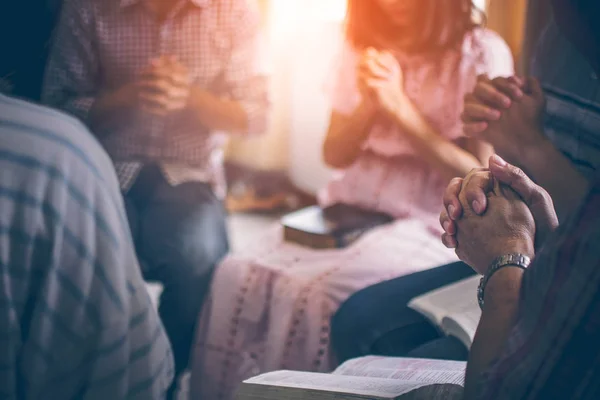 Grupos Cristianos Asiáticos Sentados Dentro Iglesia Católica Abrazaron Las Manos — Foto de Stock